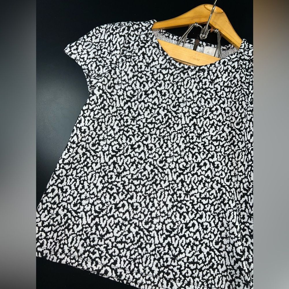 Anthropologie 9-H15 Stcl Leopard Print Short Sleeve Back Zip Jacquard top sz S